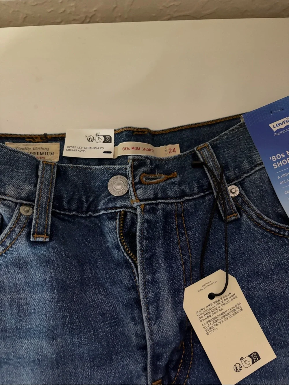NWT Levis 80s Mom Lightweight Women's Shorts - Picture 4 of 5